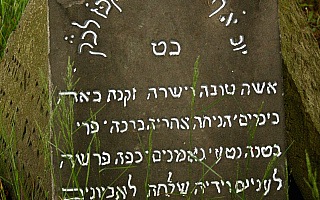 Poszukiwania żydowskich płyt nagrobnych na Mazurach